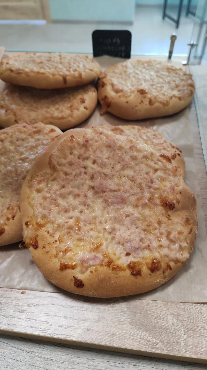 Лепешка с сыром и ветчиной